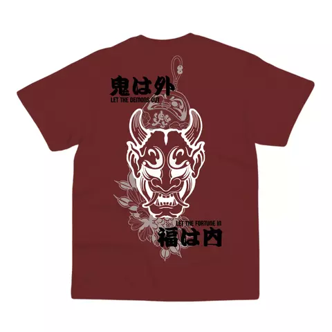 Camiseta vinho com estampa de máscara Oni branca e detalhes florais, com texto em inglês e japonês