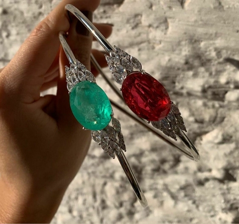 Choker de aro com oval em Esmeralda Colombiana e cravação no banho Ródio Branco