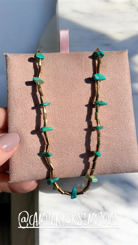 Colar canutilhos em cascalhos Jade e Turquesa no banho Ouro