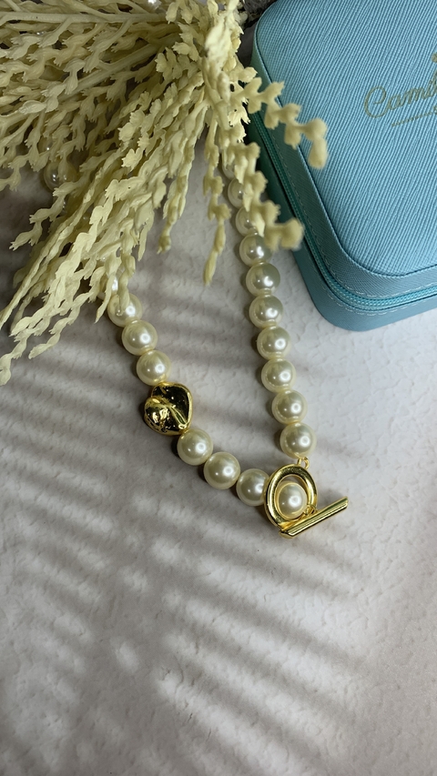 Colar de pérolas com detalhe orgânico e fecho T no banho Dourado