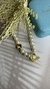 Colar de pérolas com detalhe orgânico e fecho T no banho Dourado