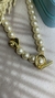Colar de pérolas com detalhe orgânico e fecho T no banho Dourado - comprar online