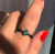 Anel (ARO 19) com gota Colombiana e cravação negra no banho Ródio Negro