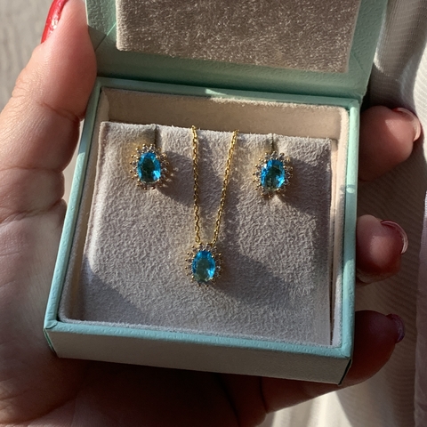 Conjunto Oval Topázio Azul cravejado no banho Ouro