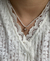Conjunto de pérolas com pingente crucifixo cravejado no banho Ouro