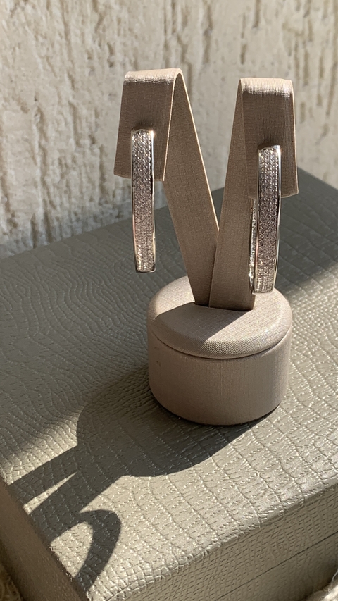 Brinco de Argola oval com micro cravações no banho Rodio Branco