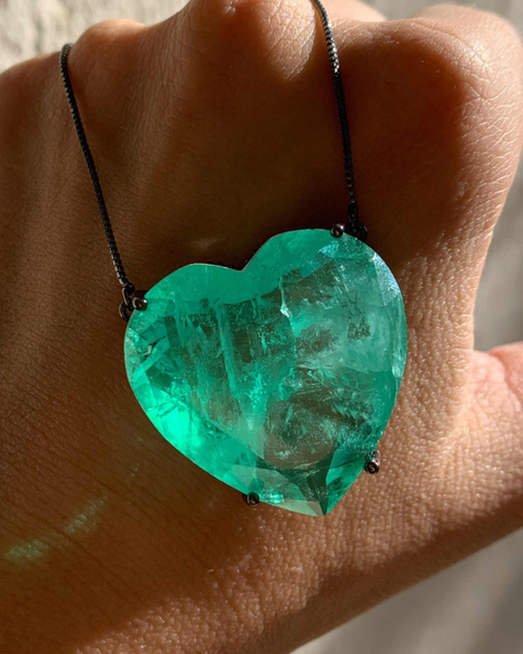 Colar Maxi Coração em Esmeralda Colombiana no banho Ródio negro