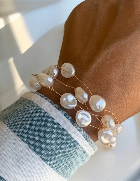 Pulseira delicada com fios de pérolas barrocas no banho Ouro