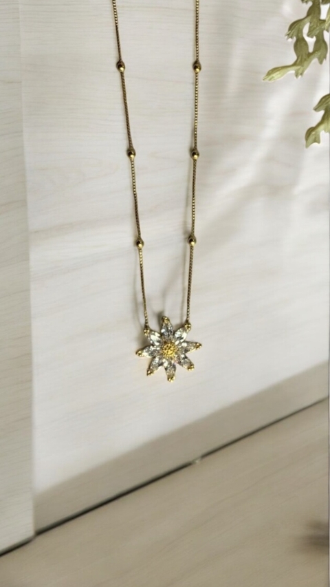 Colar de flor cravejada e Poá na corrente no banho Ouro - comprar online