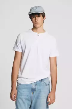 Remera Basic Botones Blanca en internet