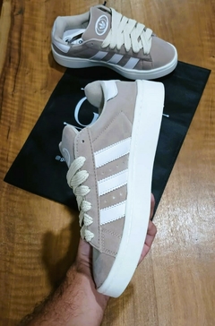 Campus Beige y Blanco en internet