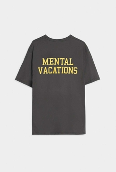 Remera Vacations Grafito - GRIBSTORE