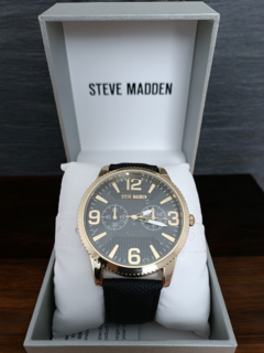Imagen de Reloj para Caballero Steve Madden en modelo en tendencia.