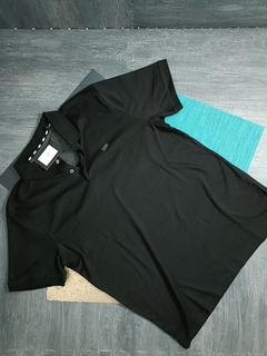Playera tipo polo de caballero DKNY - tienda en línea