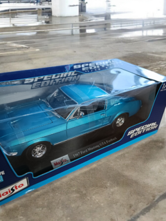 Carro a escala 1:18 Maisto Ford Mustang Fastback - 1968 - La Vendimia