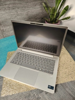 Imagen de HP EliteBook 640 G11 de 14", WUXGA, Intel Core Ultra 5 135U, 16 GB, SSD de 512 GB