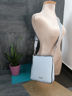 Bolsa de dama Calvin Klein Fay North/south Chica Color Azul Cielo - comprar en línea