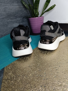 Tenis de dama DKNY negros en internet