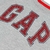 Remera GAP gris con logo rojo en internet