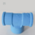 Tê soldável de plástico azul com bucha de latão, tamanho 20 x 1/2, da marca Plastilit.