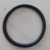 Anel emborrachado preto com medida de 75 mm, exibido em superfície branca.