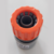 Conector rápido Tramontina com tampa laranja, visto de cima, ideal para acoplamento de mangueiras.