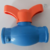 Registro de plástico na cor azul com alavanca laranja, utilizado para controle de fluxo de água.