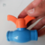 Registro de PVC azul com alavanca laranja, utilizado para controle de fluxo de água.