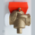 Válvula de descarga base com registro integrado da marca Docol, mostrando detalhes do corpo metálico e a tampa vermelha.