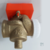 Válvula de descarga base com registro integrado da marca Docol, em cor dourada, com parte superior vermelha e detalhe branco.