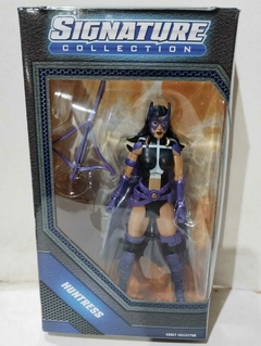 Figura DC Huntress - Signature Collection
