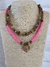Collar fucsia y camel corazón en internet