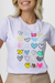 T-shirt branca com estampa colorida de corações em diferentes formatos e estilos.