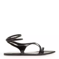 Rasteira preta texturizada com bico em formato de folha, com tiras finas e fecho ajustável.