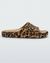 Chinelo Melissa Free Print Slide com estampa de onça em tons de marrom e preto.