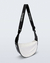 Bolsa Melissa Vibe em branco com alça preta, destaca-se pelo design moderno e estiloso.