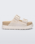 Sandália Melissa Cozy M-Lover Platform em tom claro, com duas fivelas e solado plataforma.