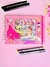Livro de colorir Bobbie Goods com capa rosa e detalhes brilhantes, acompanhado de canetinhas coloridas.