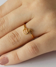 Anel seta e coração liso banhado a ouro 18k/ semijoias