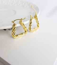 Argolas médias quadradas, banhadas a ouro18k/ semijoias na internet