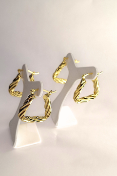 Argolas médias quadradas, banhadas a ouro18k/ semijoias - Lumarc Semijoias