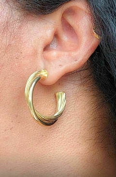 Argolas médias tubo especial banhadas a ouro 18k, semijoias - loja online