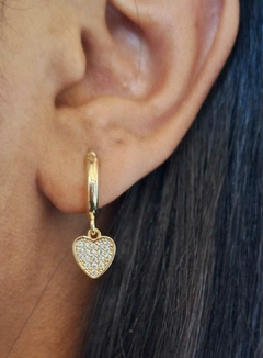 Brincos argolinhas pingente coração cravejado de microzircônias - Lumarc Semijoias