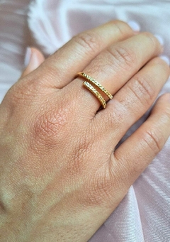Anel ajustável cravejado de cristais, banhado a ouro 18k / semijoias
