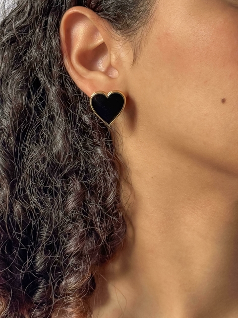 Brinco coraçao preto dourado