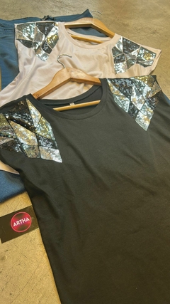 REMERA BORDADA PARIS - Artha Flores