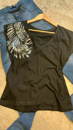 REMERA BORDADA AFRICA - Artha Flores