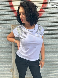 REMERA BORDADA BELGICA - comprar online