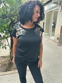 REMERA BORDADA MANHATTAN - comprar online