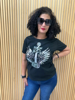 REMERA BORDADA GUITARRA en internet